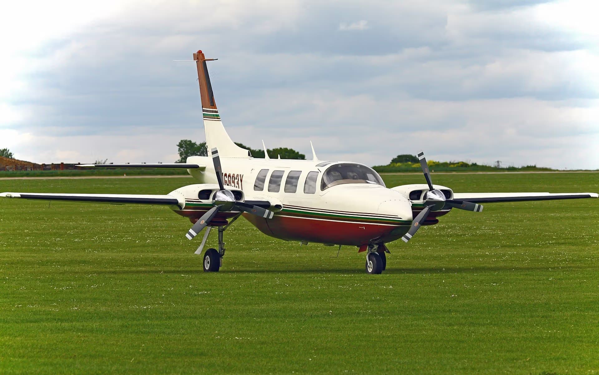 N6893Y — Twin-engine aircraft