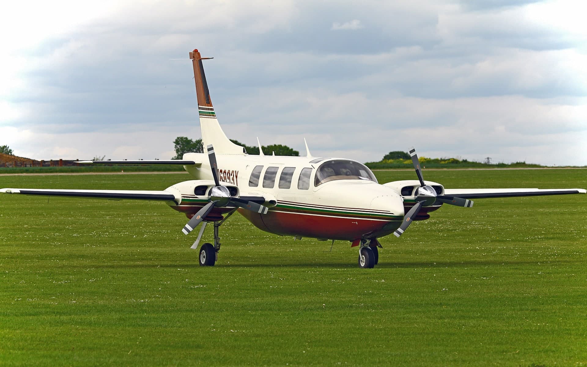 N6893Y — Twin-engine aircraft