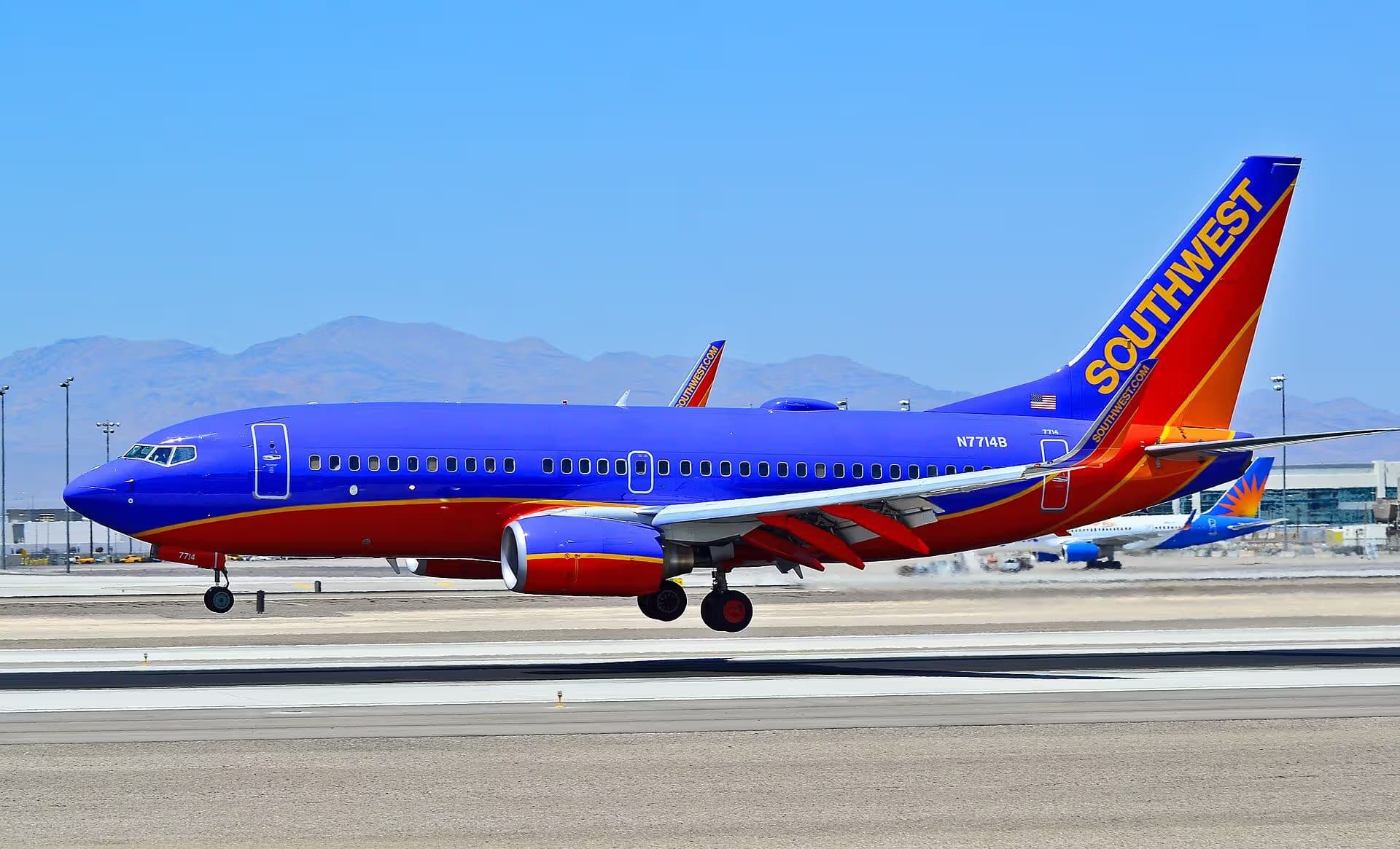 N7714B — Twin-engine aircraft