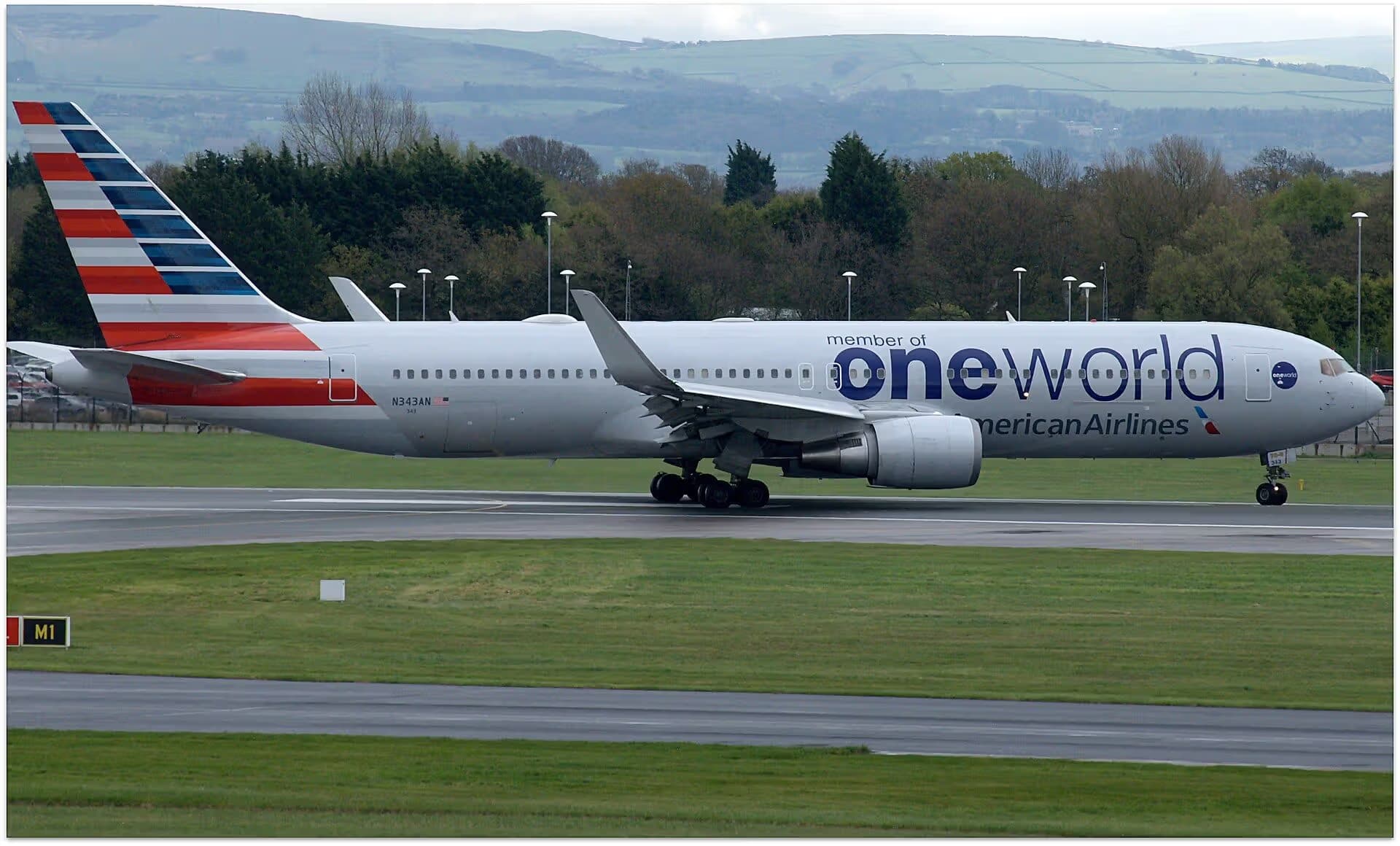 N343AN — Twin-engine aircraft at Manchester Airport
