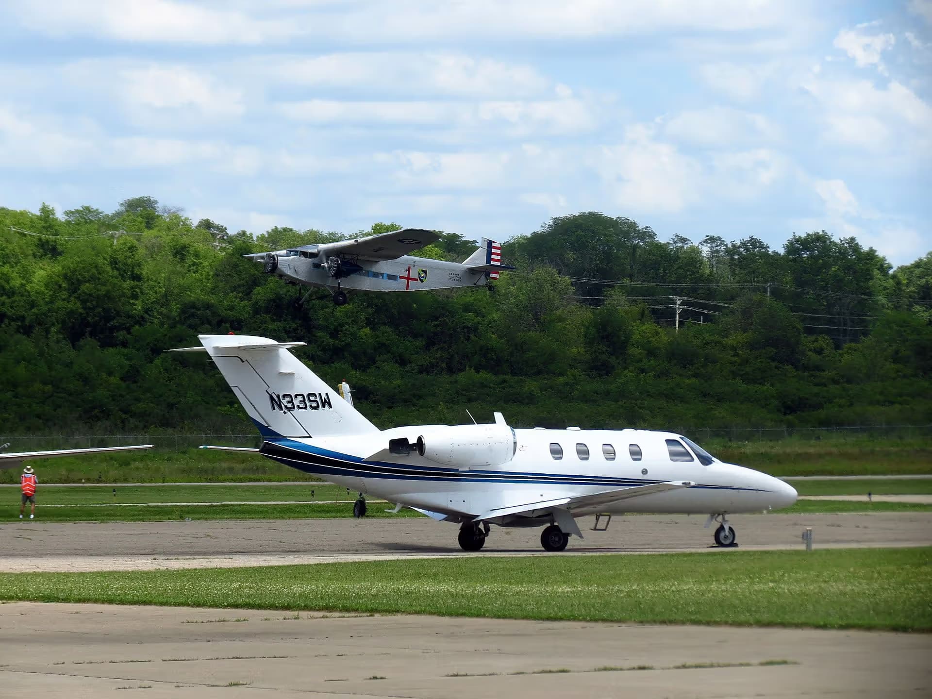 N33SW — Business jet