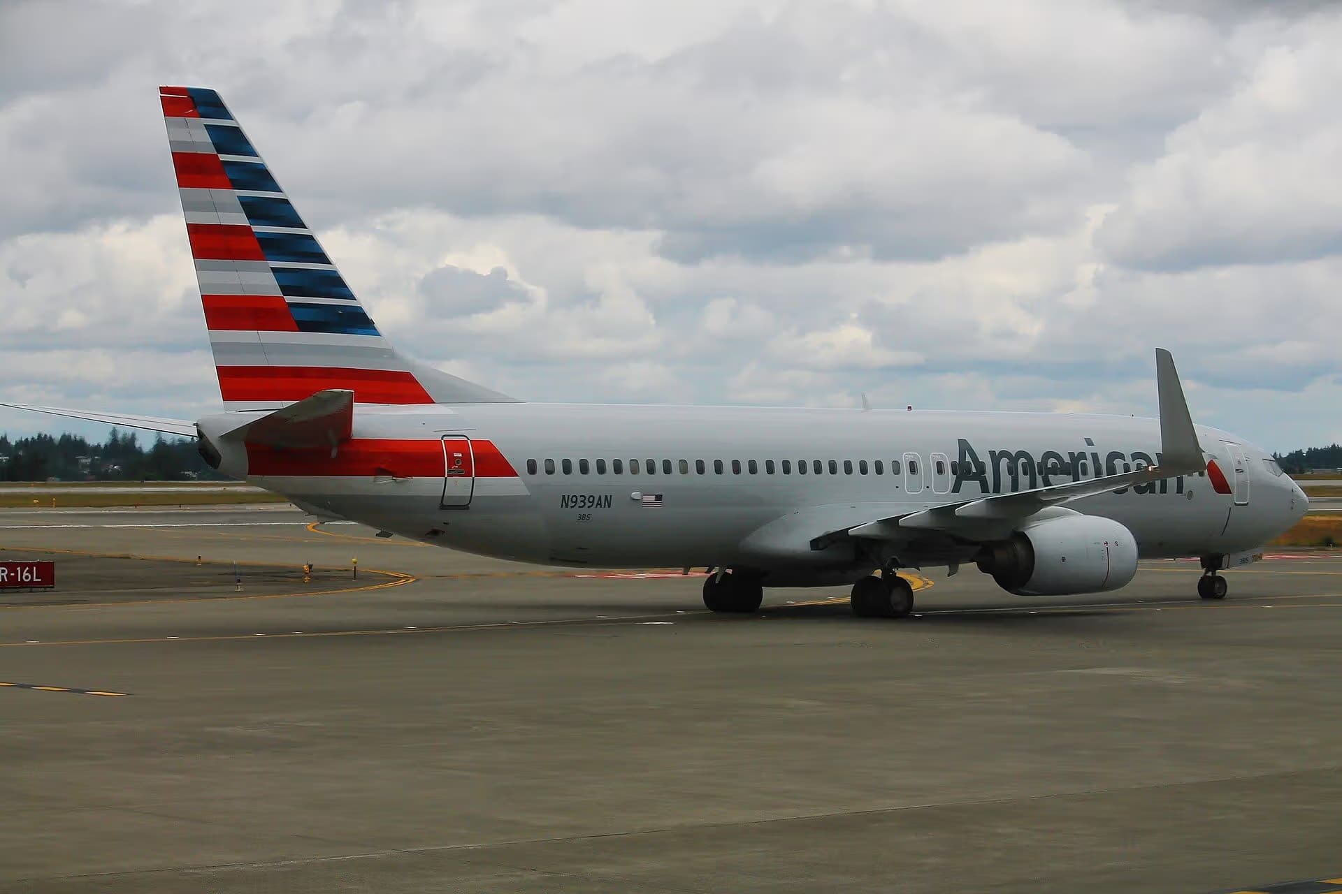 N939AN — Twin-engine aircraft