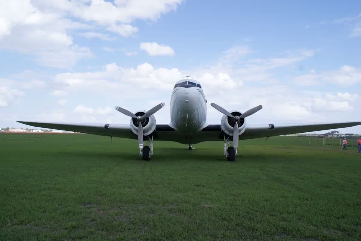 N839M — Twin-engine aircraft