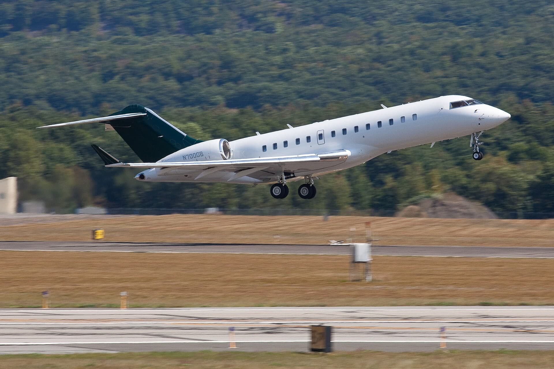 N700GB — Business jet