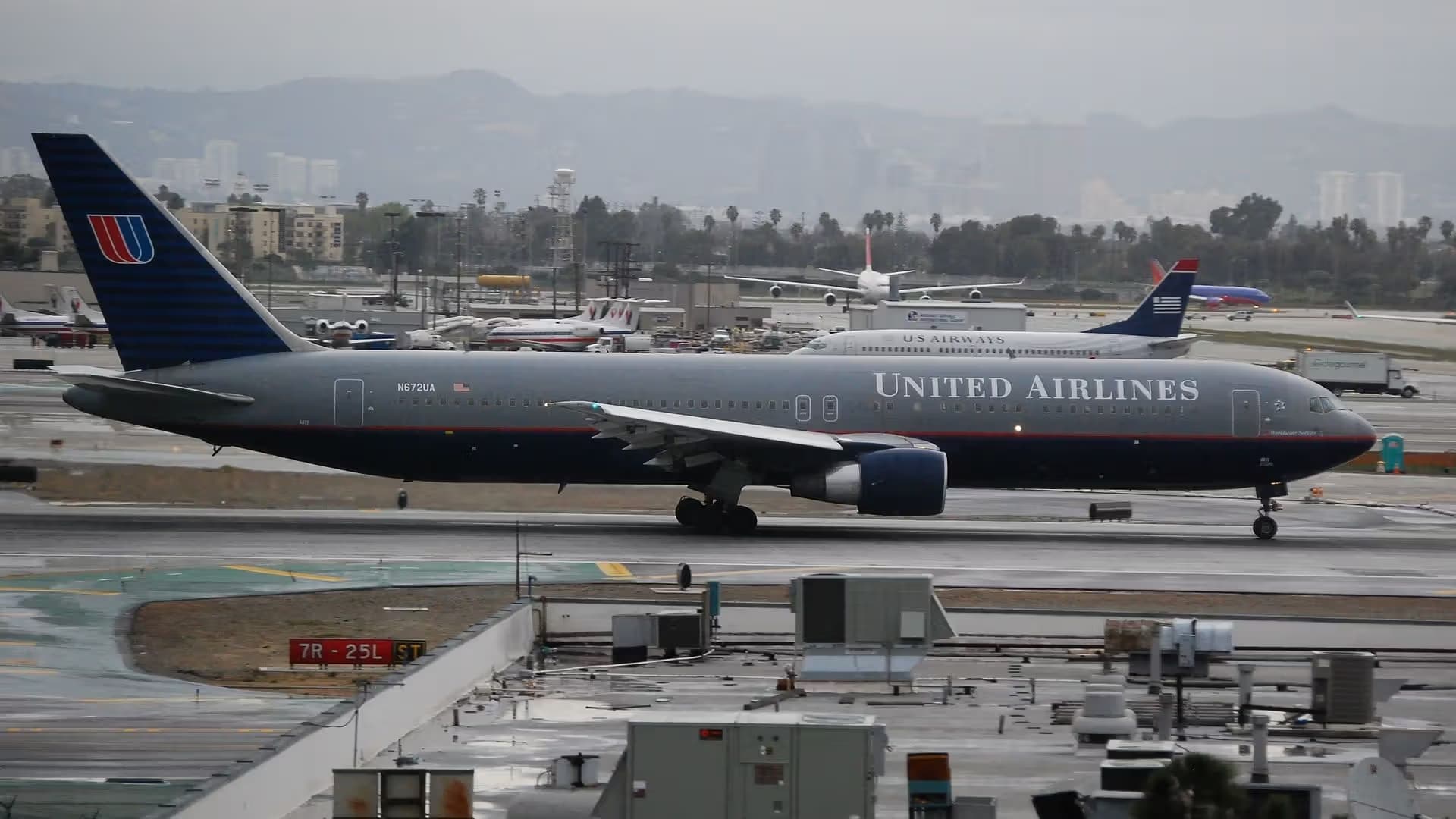 N672UA — Twin-engine aircraft