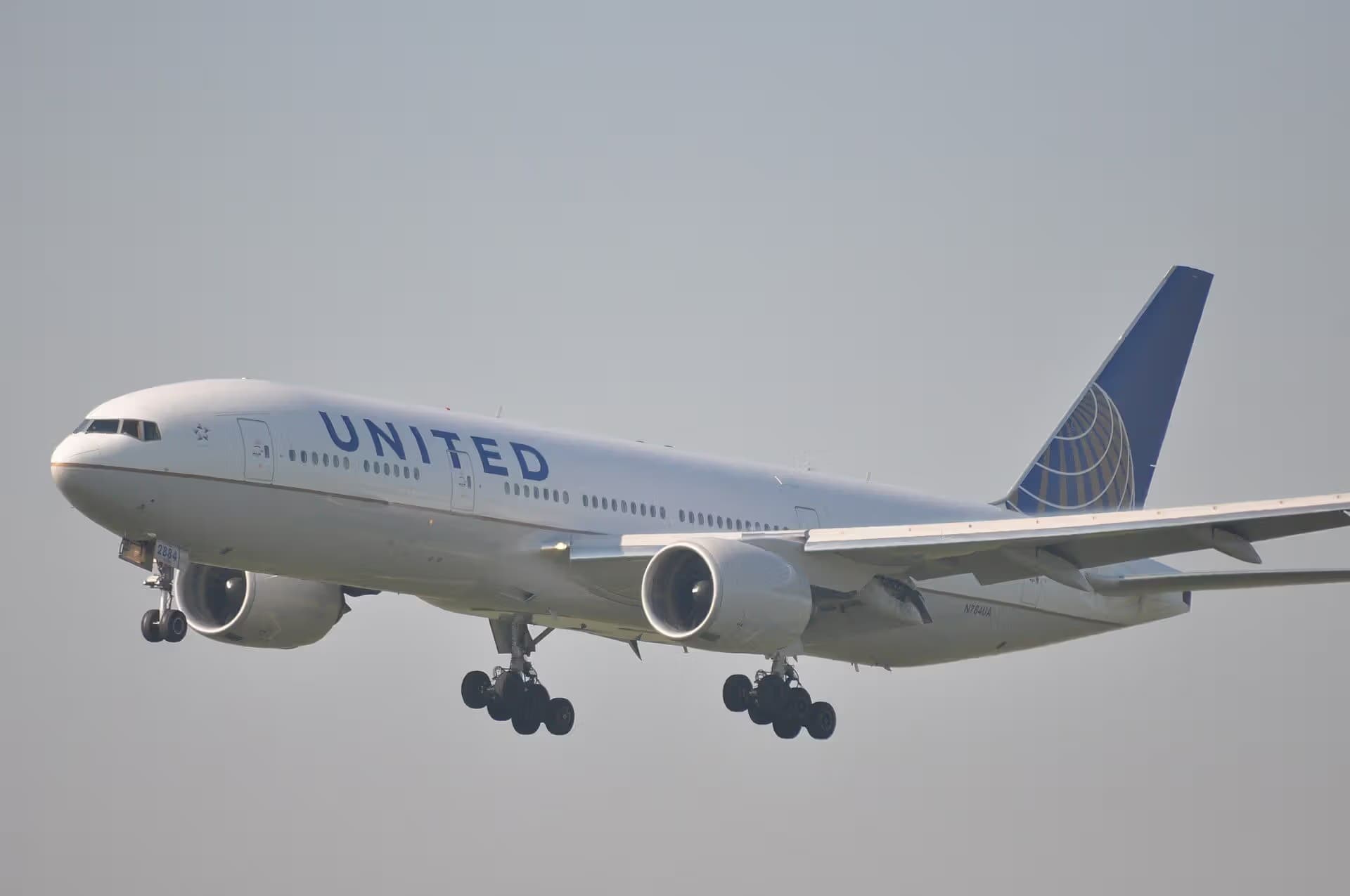 N784UA — Twin-engine aircraft