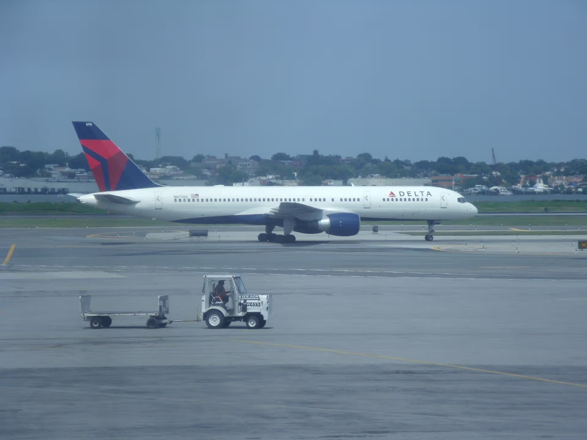 N6714Q — Twin-engine aircraft