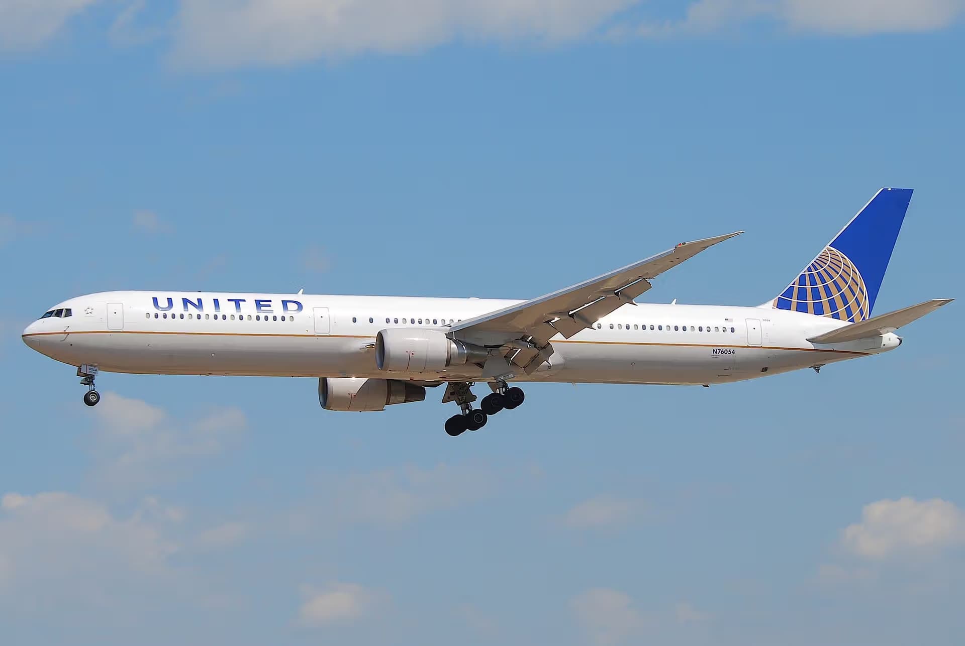 N76054 — Twin-engine aircraft