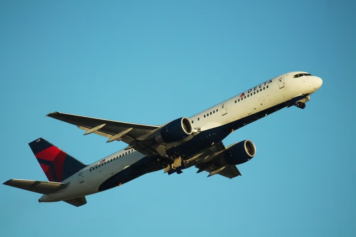 N6709 — Twin-engine aircraft