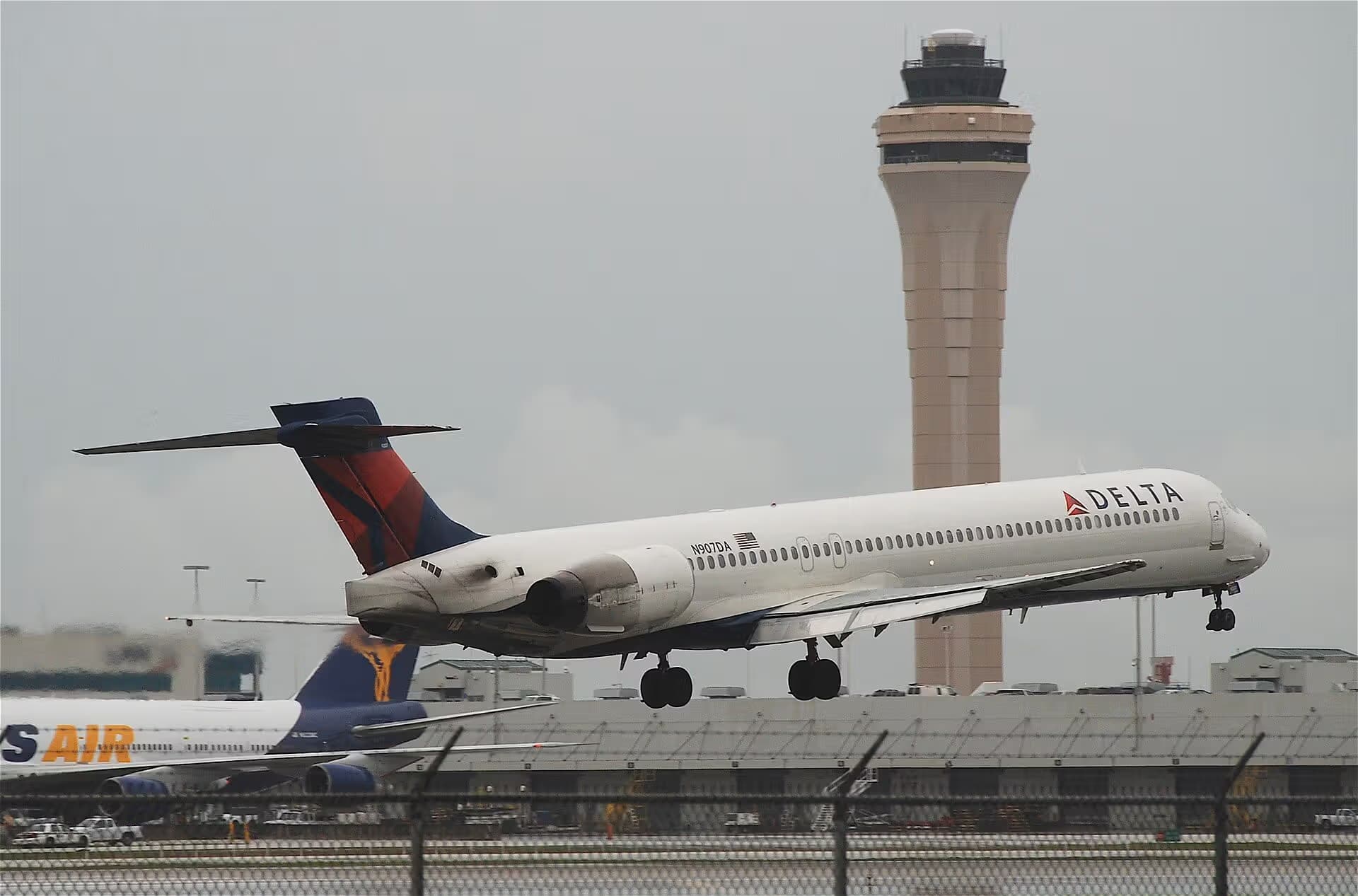 N907DA — Douglas