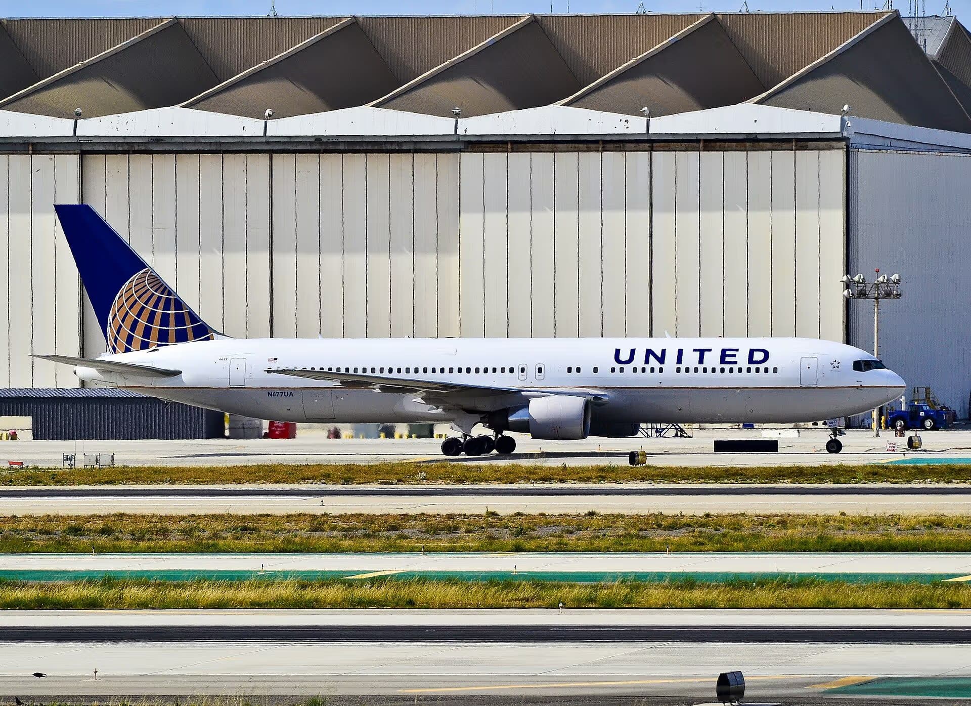 N677UA — Boeing