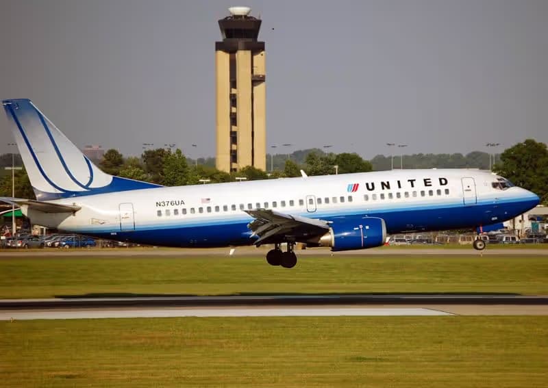 N376UA — Twin-engine aircraft