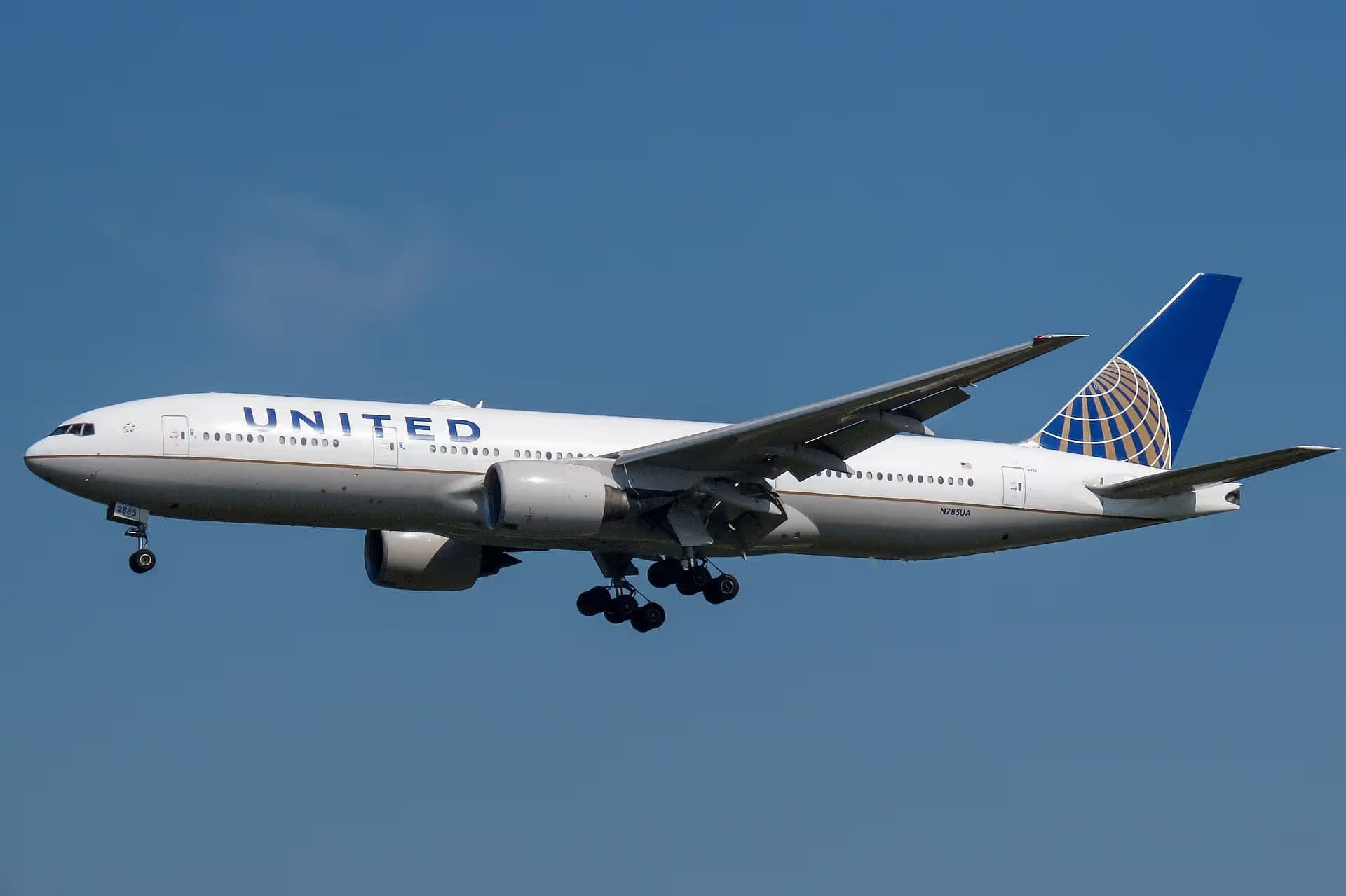 N785UA — Twin-engine aircraft