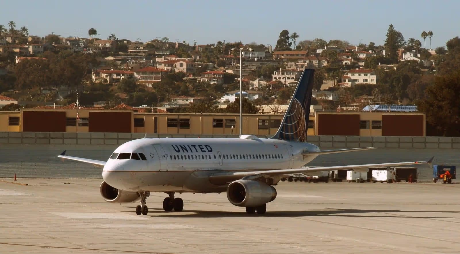 N841UA — Airbus