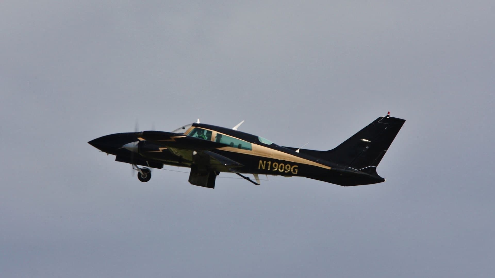 N1909G — Twin-engine aircraft