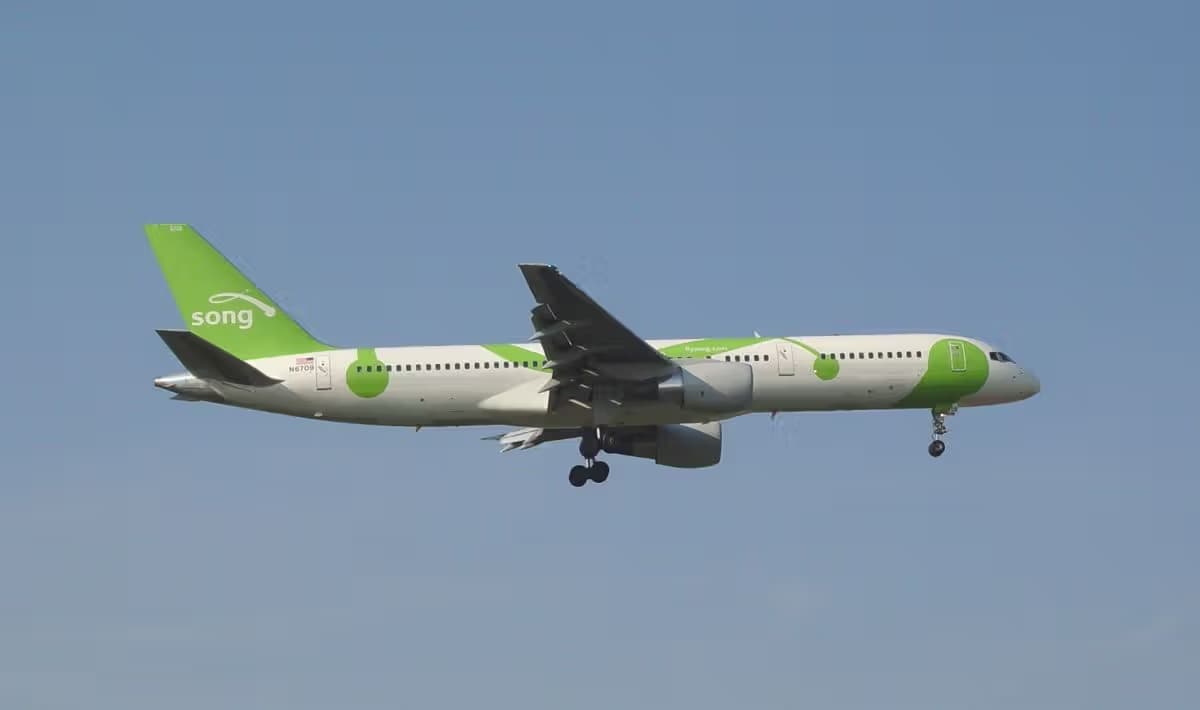 N6709 — Twin-engine aircraft