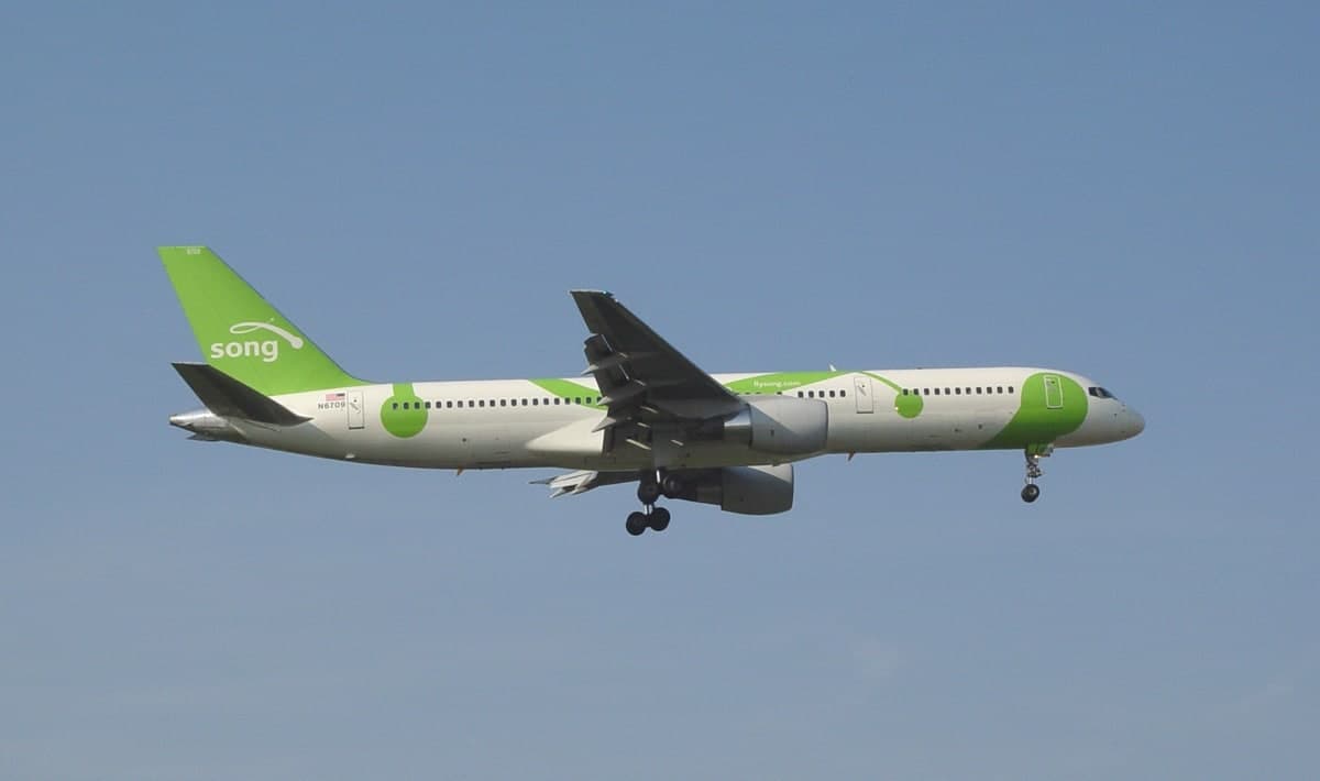 N6709 — Twin-engine aircraft