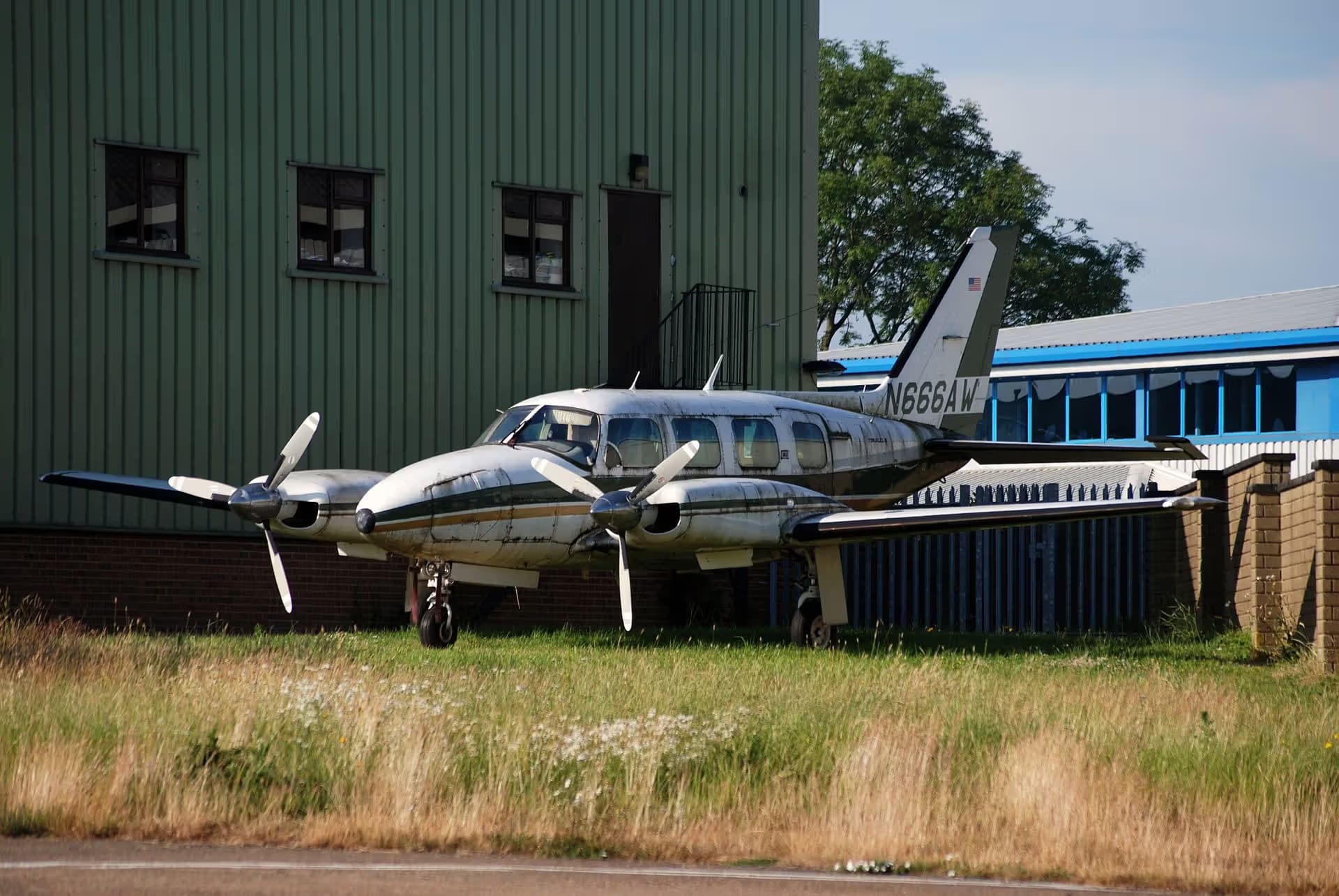 N666AW — Twin-engine aircraft
