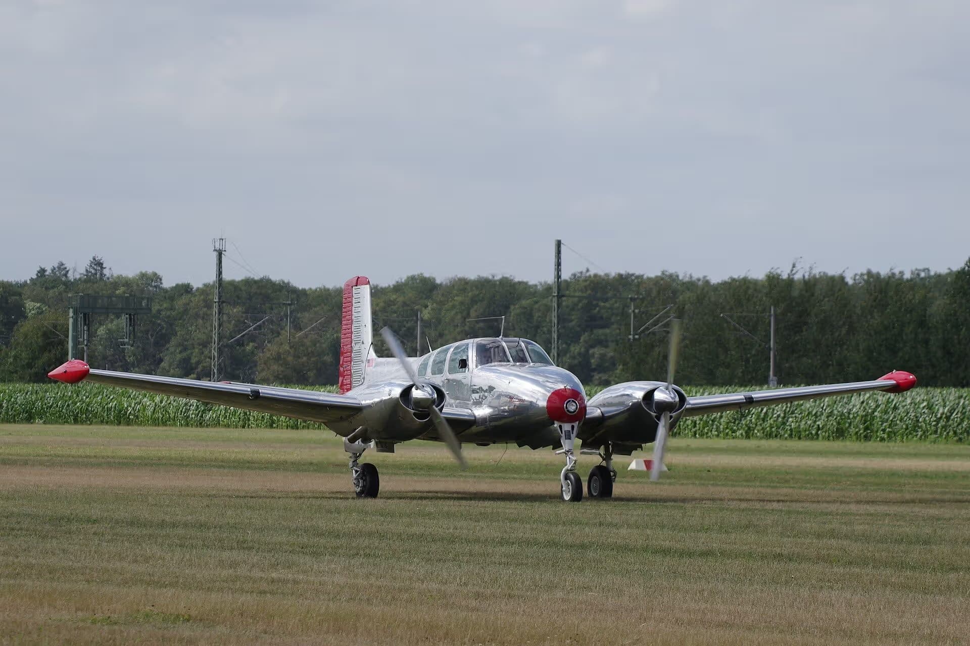 N3670B — Twin-engine aircraft