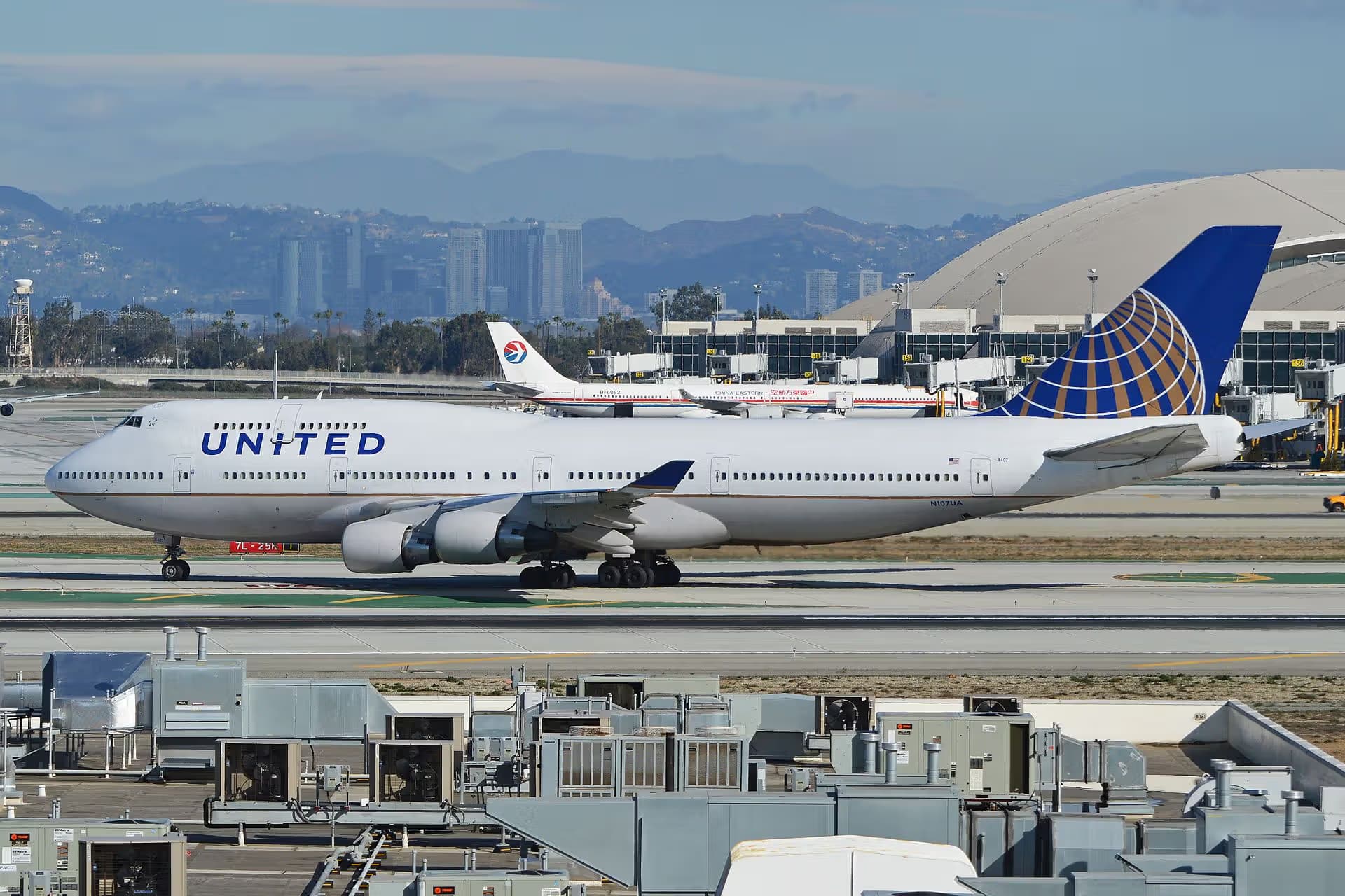 N107UA — Boeing
