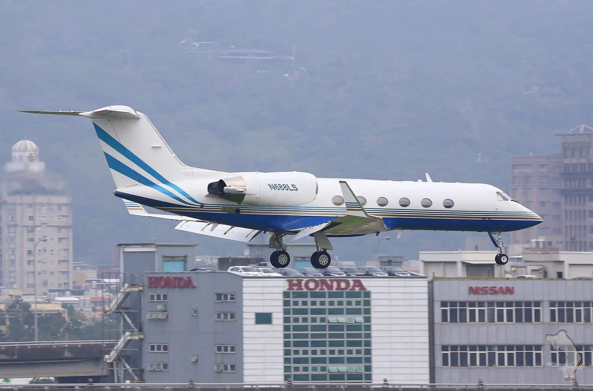 N688LS — Business jet