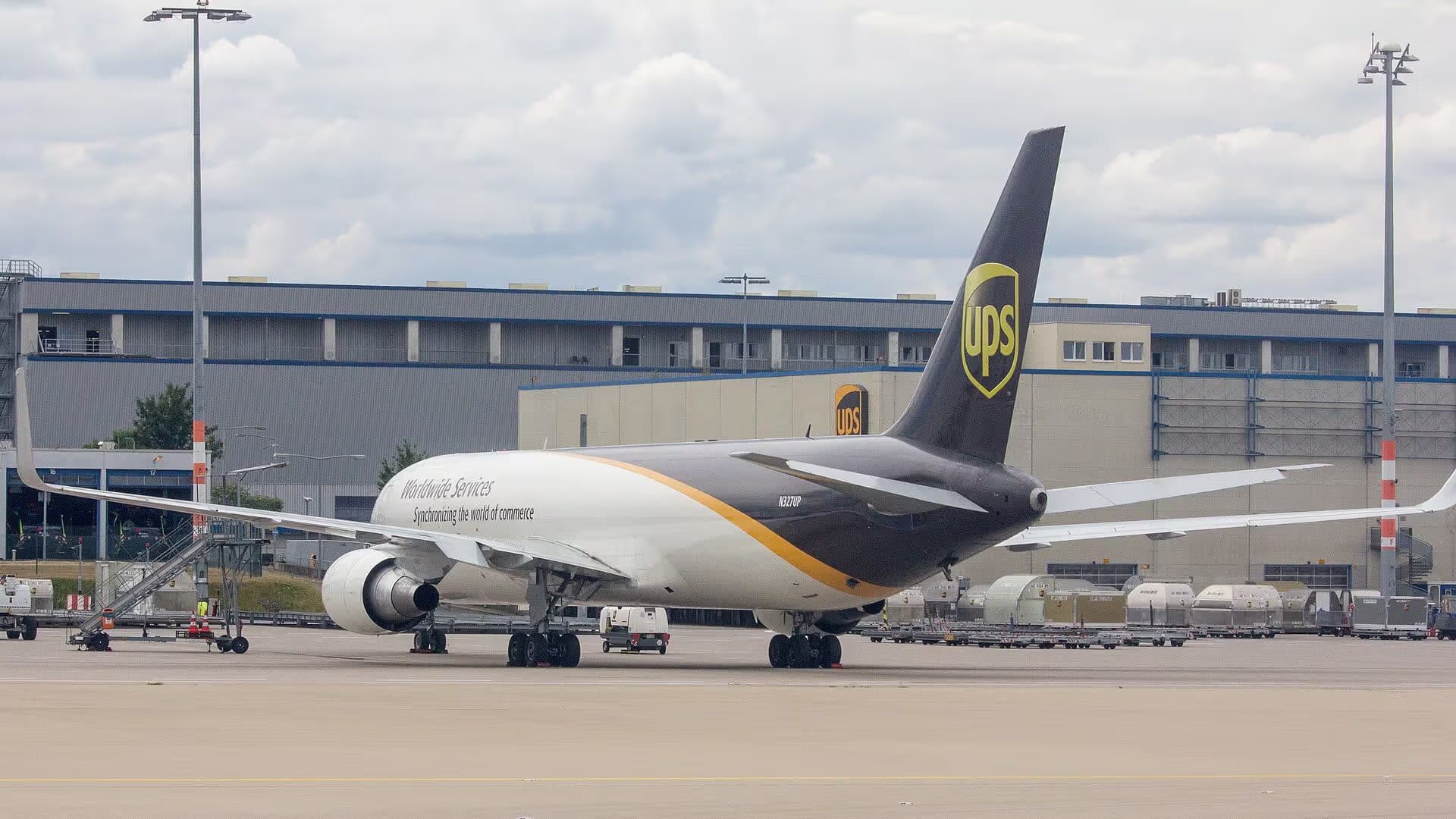 N327UP — Boeing at Cologne Bonn Airport