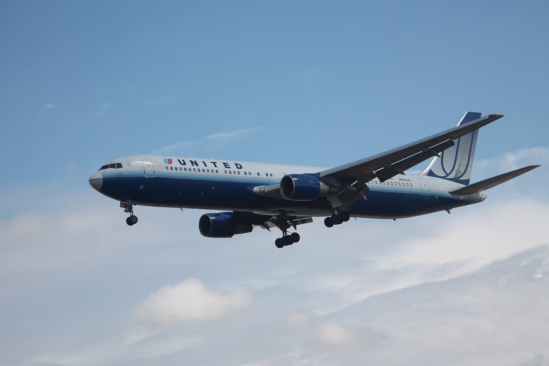 N660UA — Twin-engine aircraft at London Heathrow Airport