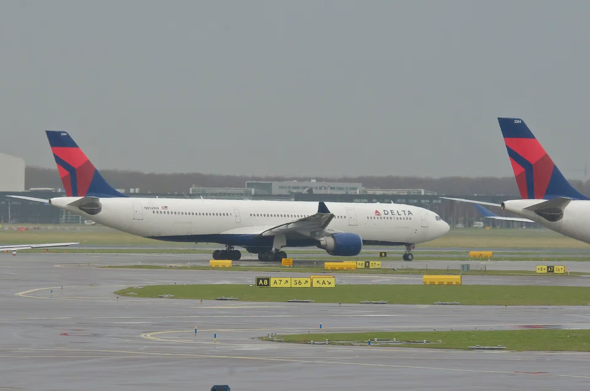 N814NW — Twin-engine aircraft