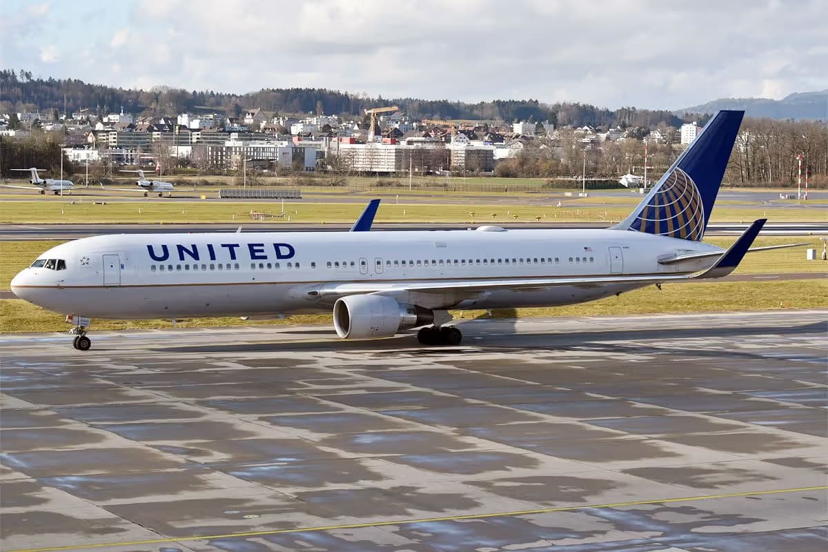 N660UA — Twin-engine aircraft