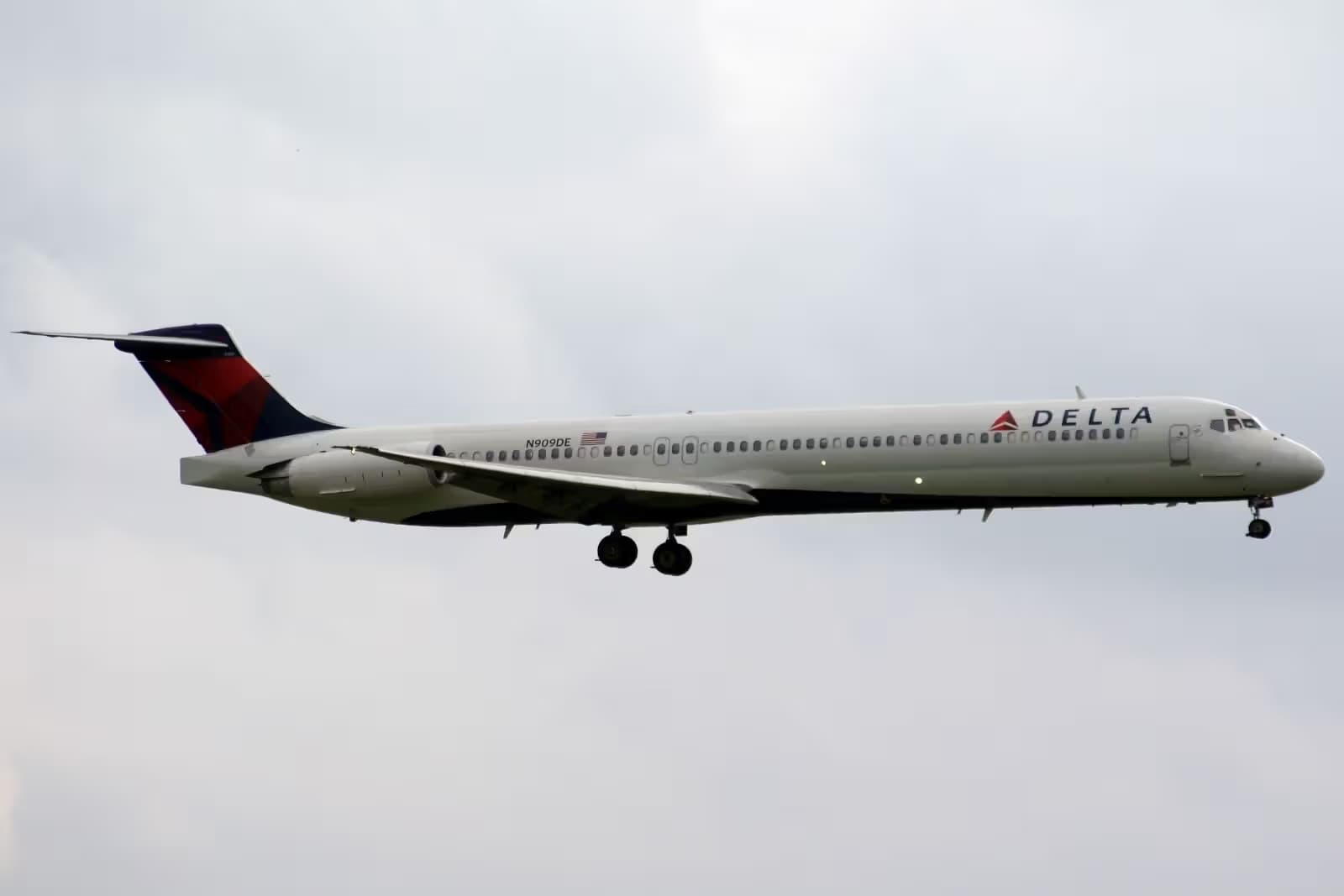 N909DE — Boeing