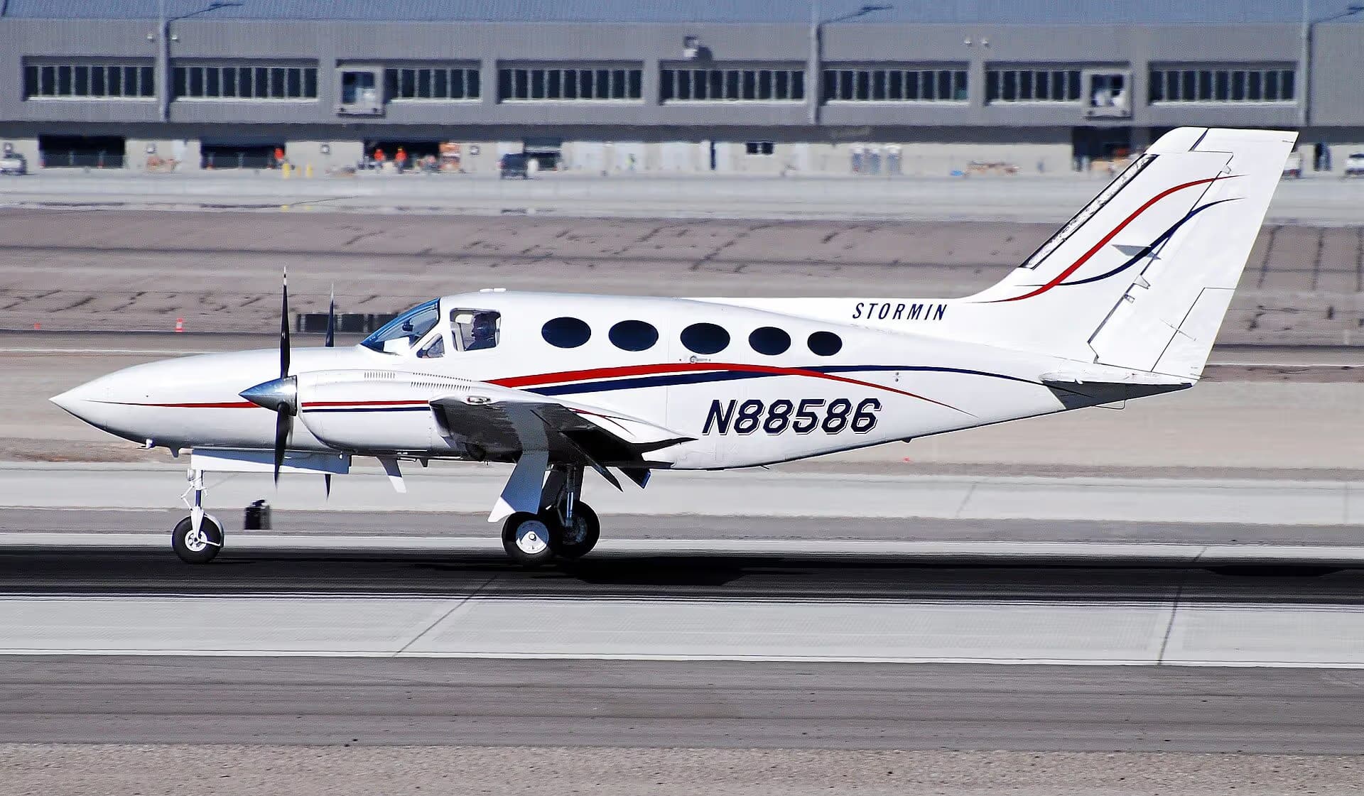 N88586 — Twin-engine aircraft