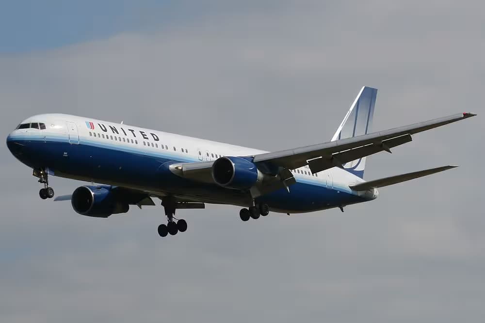 N641UA — Twin-engine aircraft