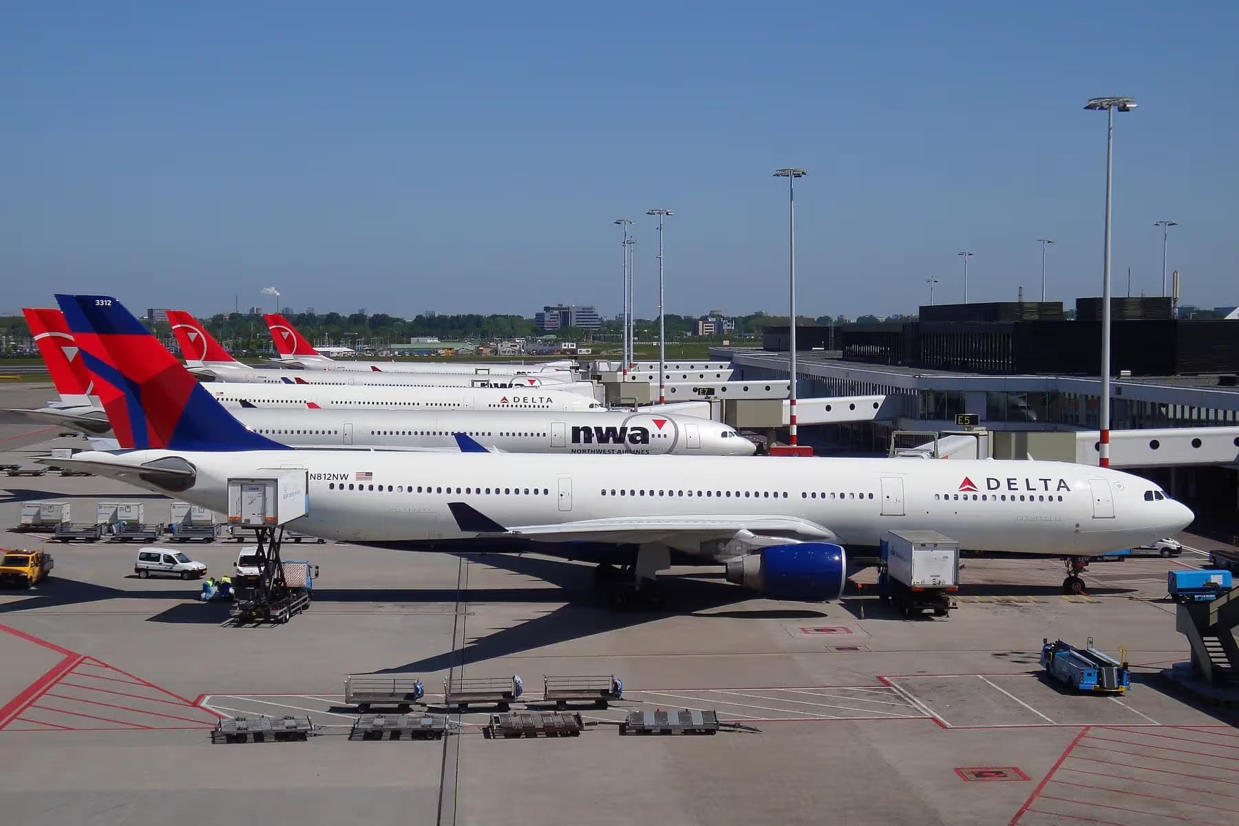 N812NW — Twin-engine aircraft