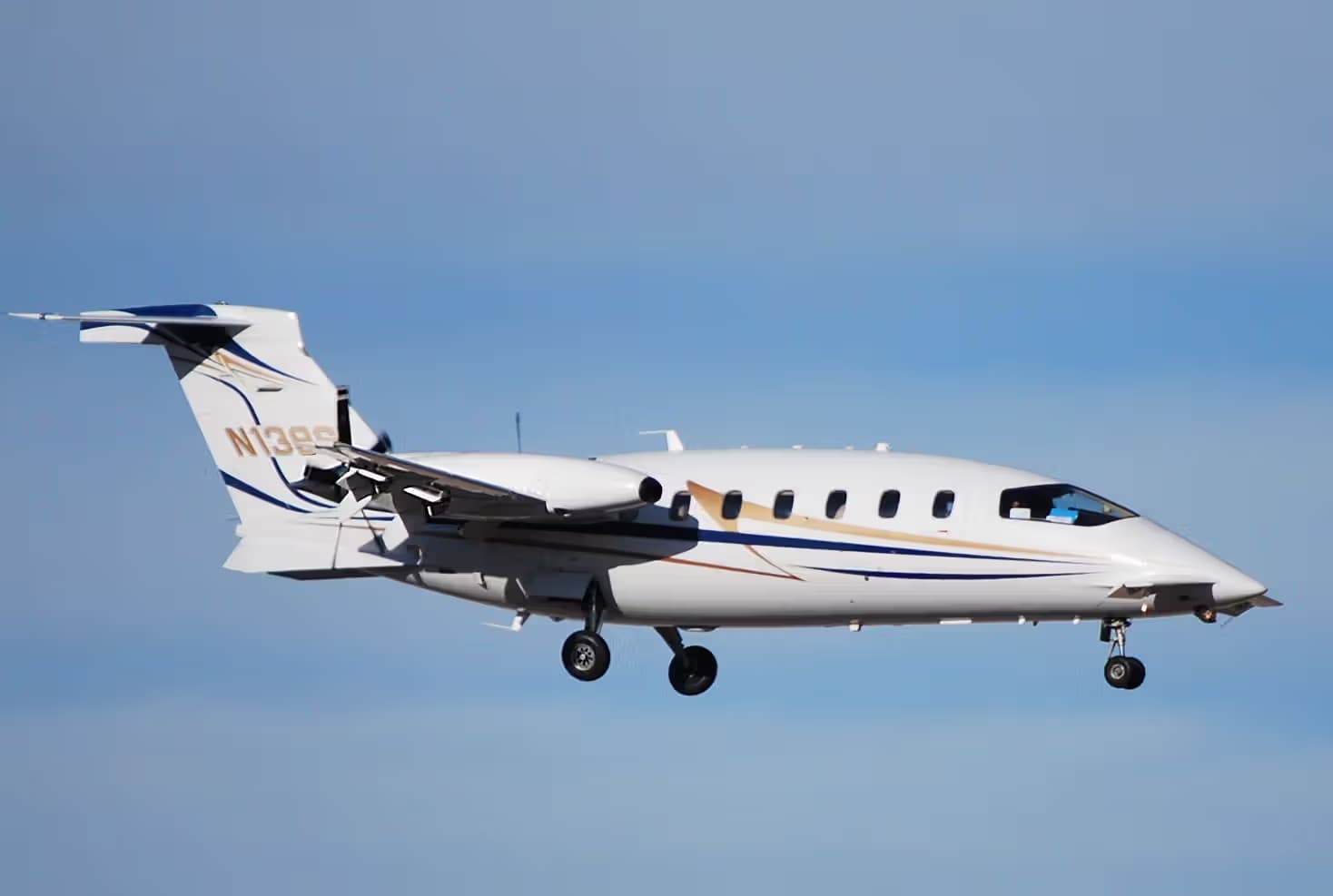 N138SL — Twin-engine aircraft