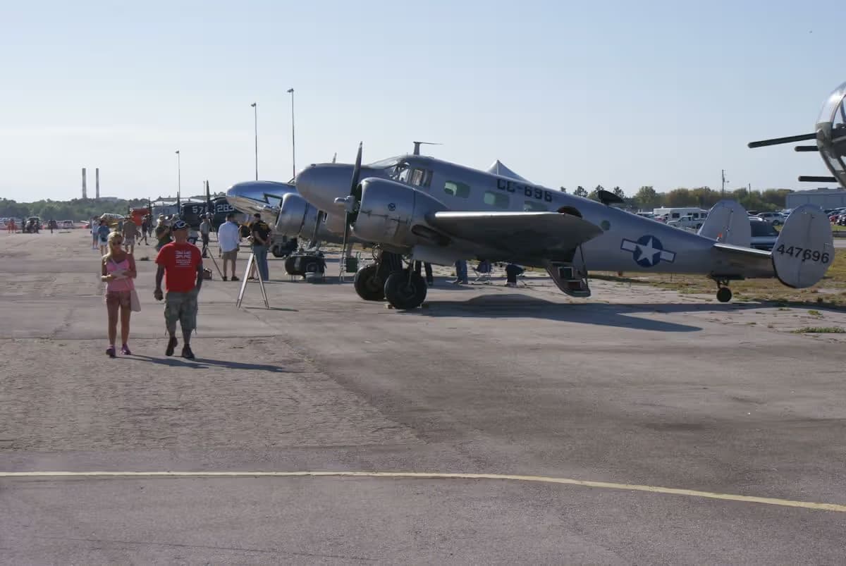 N7381C — Twin-engine aircraft