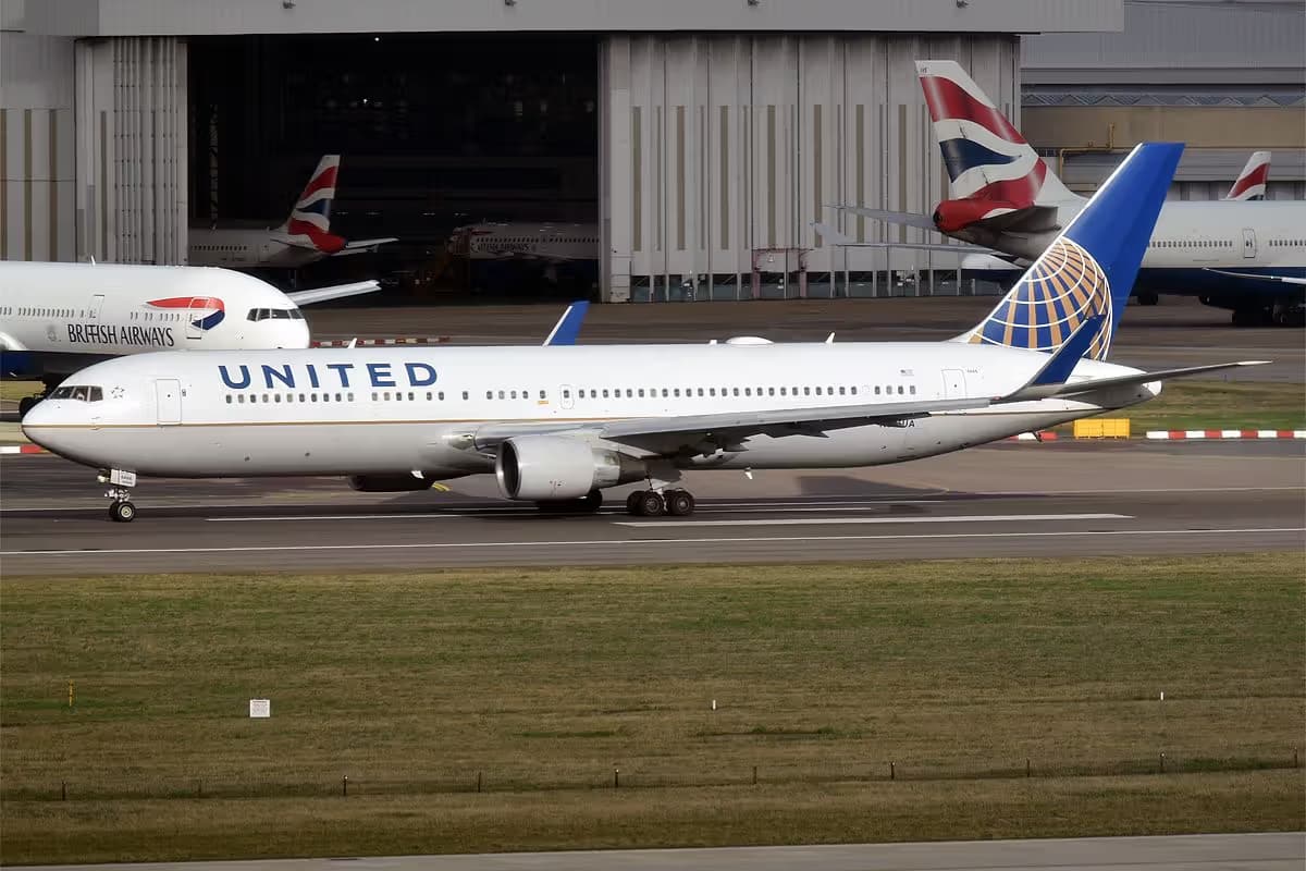 N666UA — Twin-engine aircraft