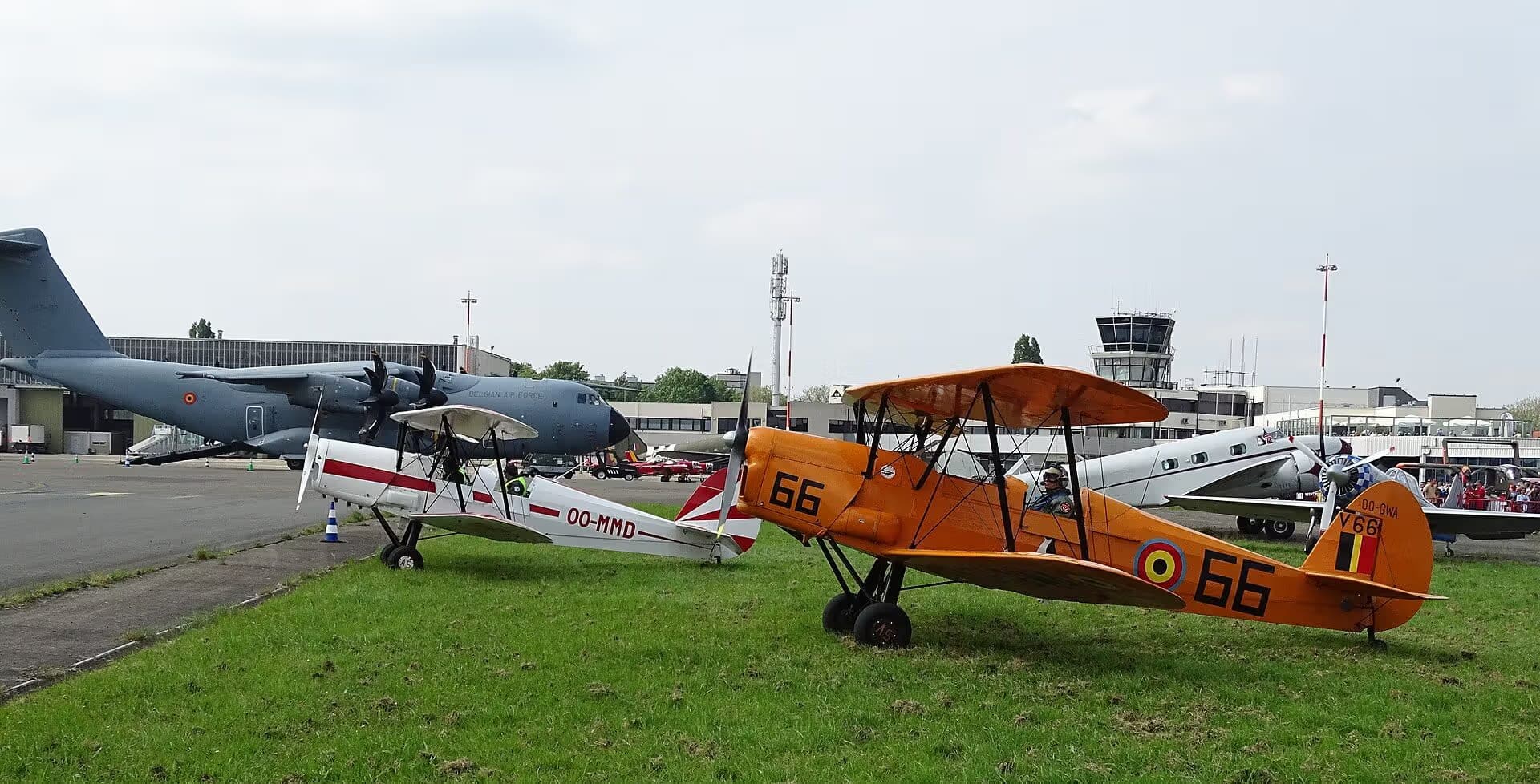 Unidentified — Twin-engine aircraft