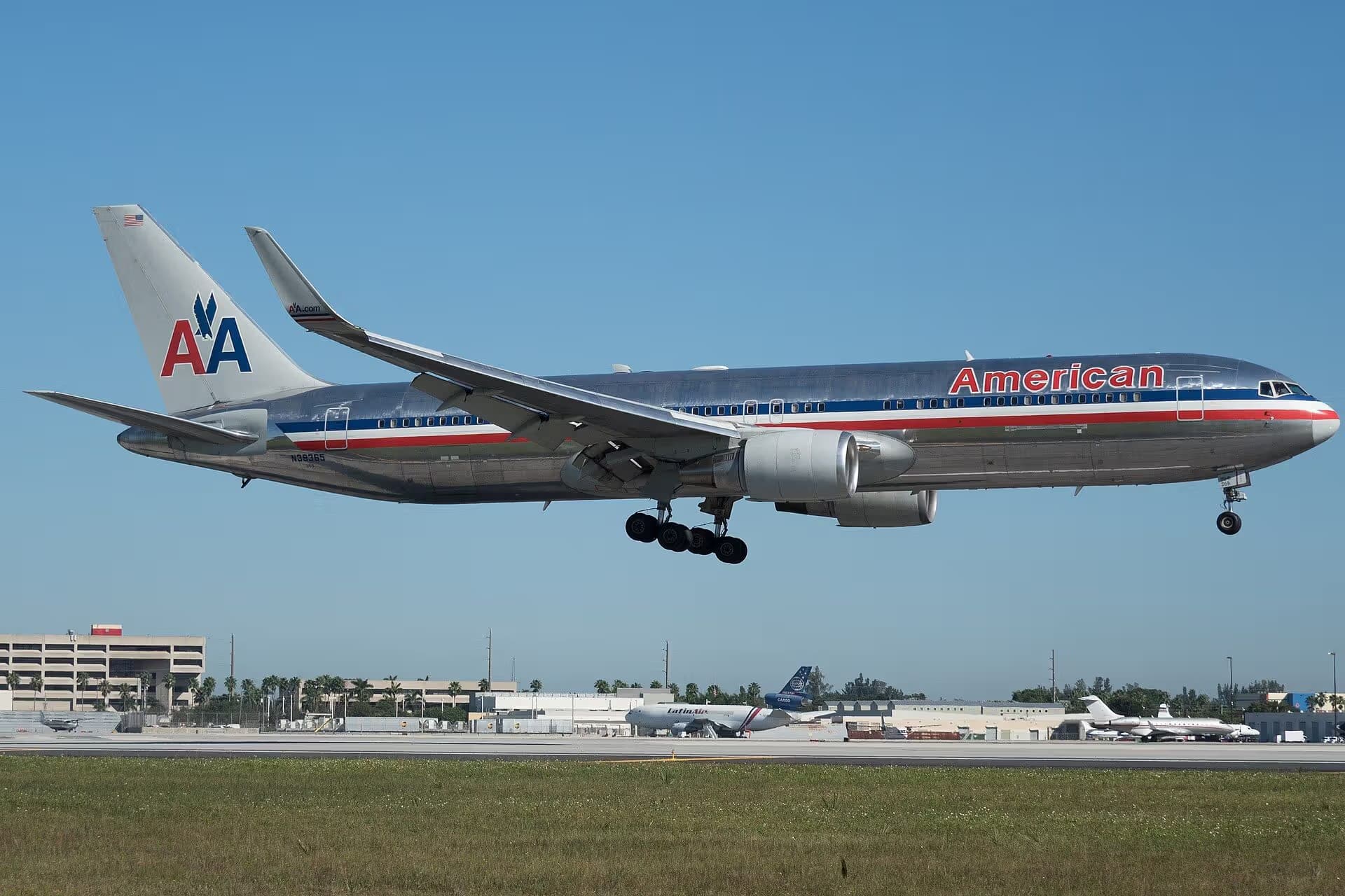 N39365 — Boeing at Miami International Airport