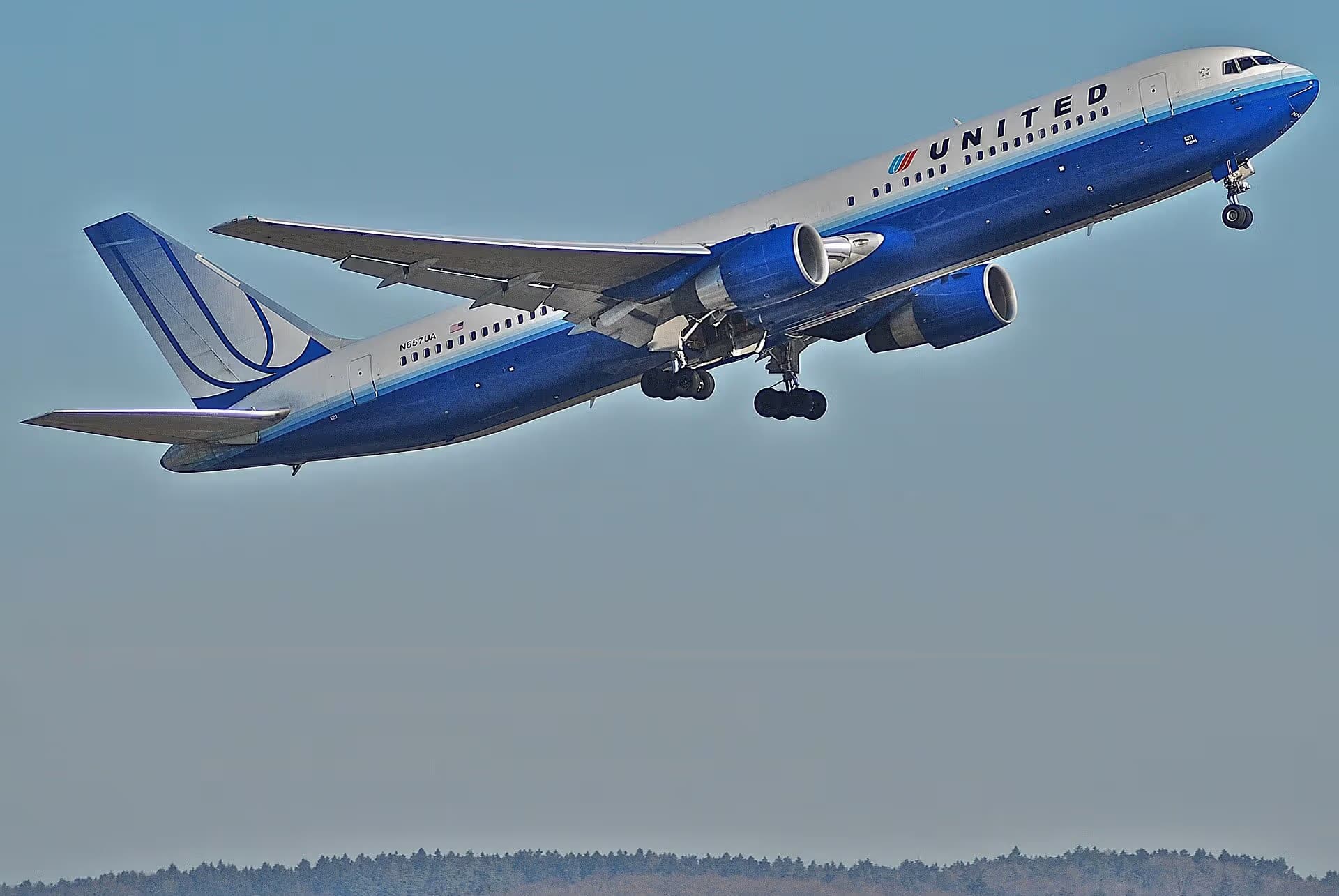 N657UA — Twin-engine aircraft