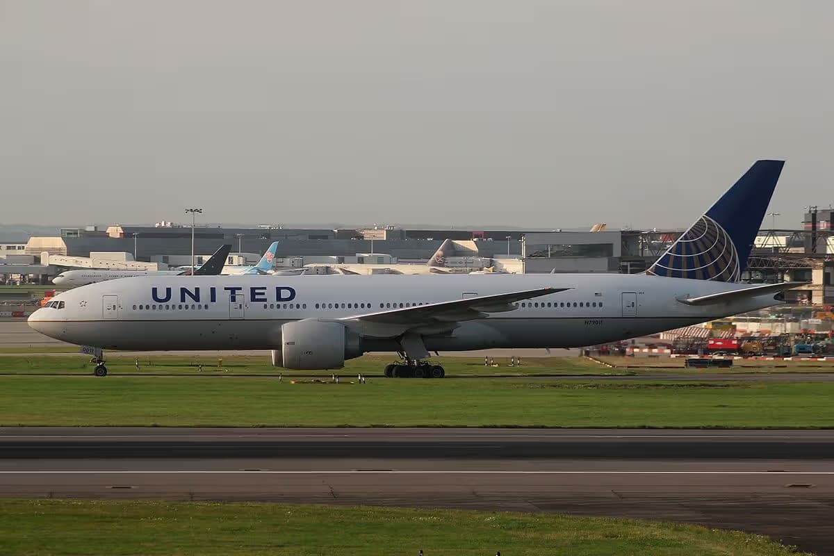 N79011 — Twin-engine aircraft