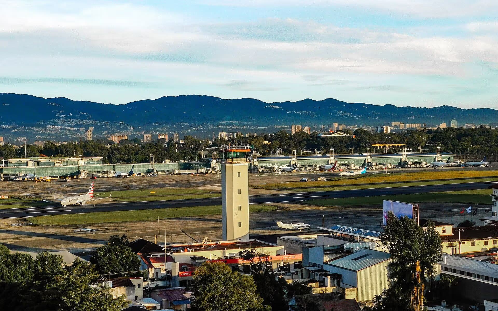 N886NN — Single-engine aircraft at La Aurora International Airport