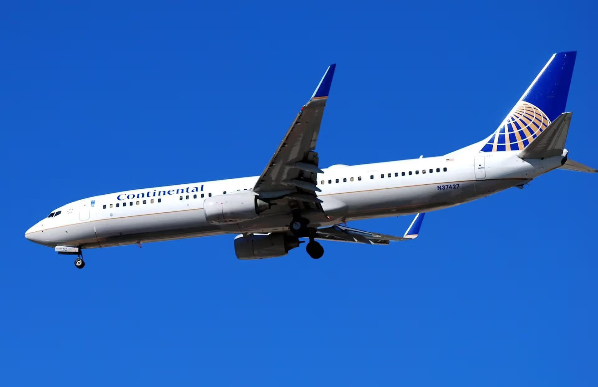 N37427 — Twin-engine aircraft