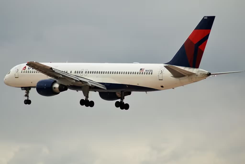 N643DL — Twin-engine aircraft