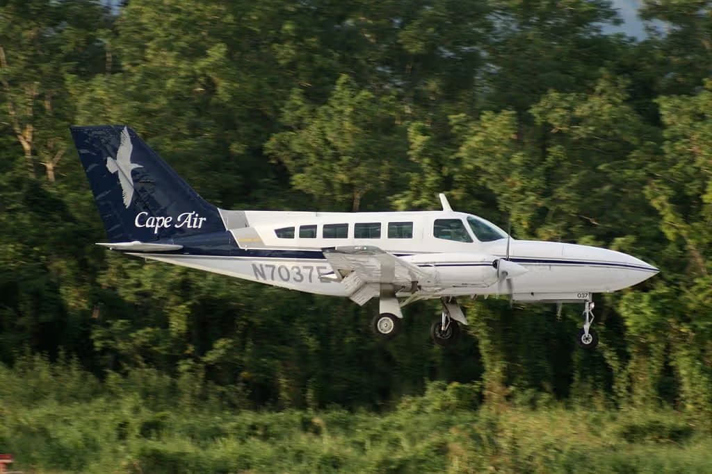 N7037E — Twin-engine aircraft