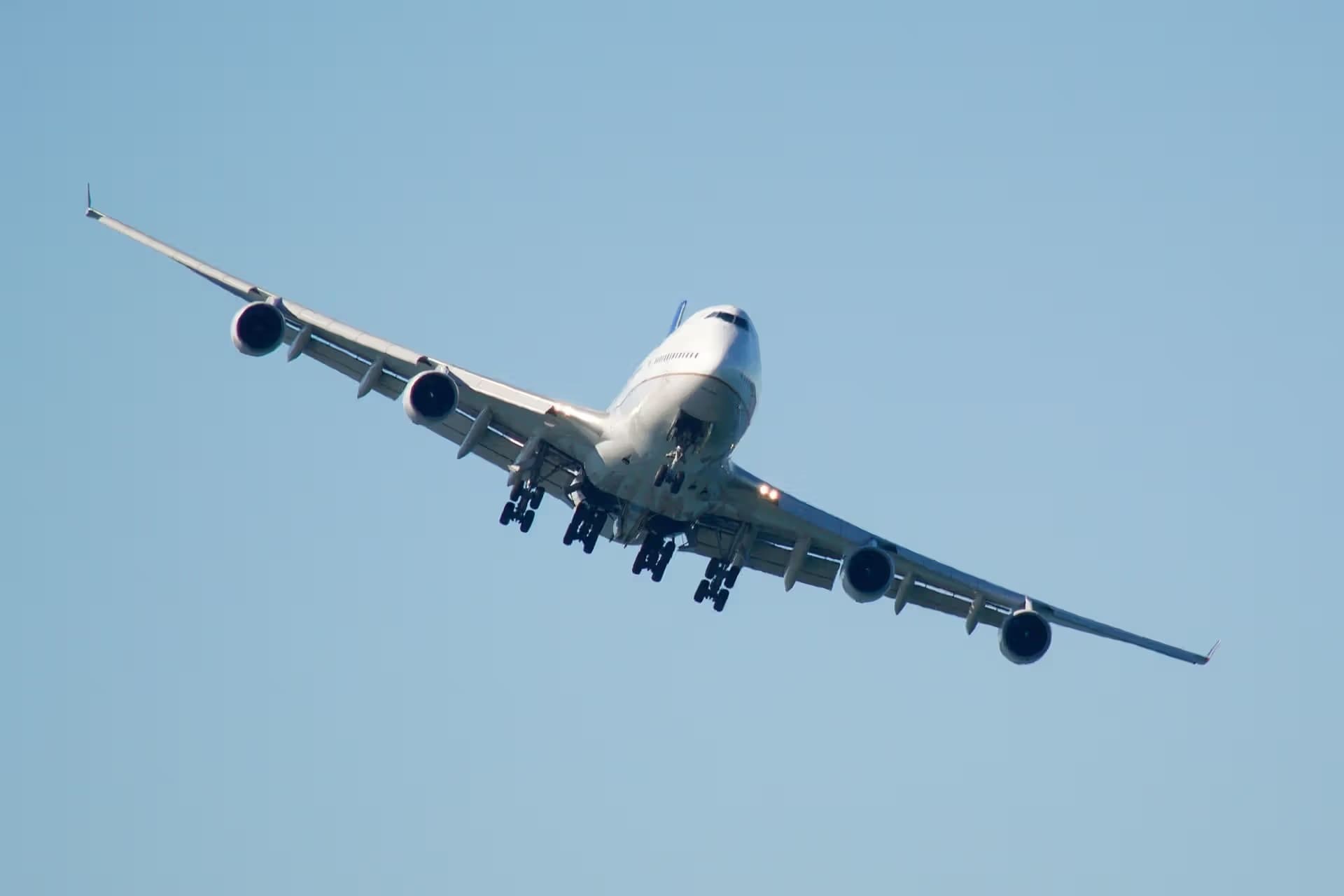 N104UA — Boeing