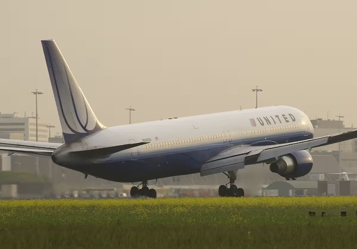 N649UA — Twin-engine aircraft