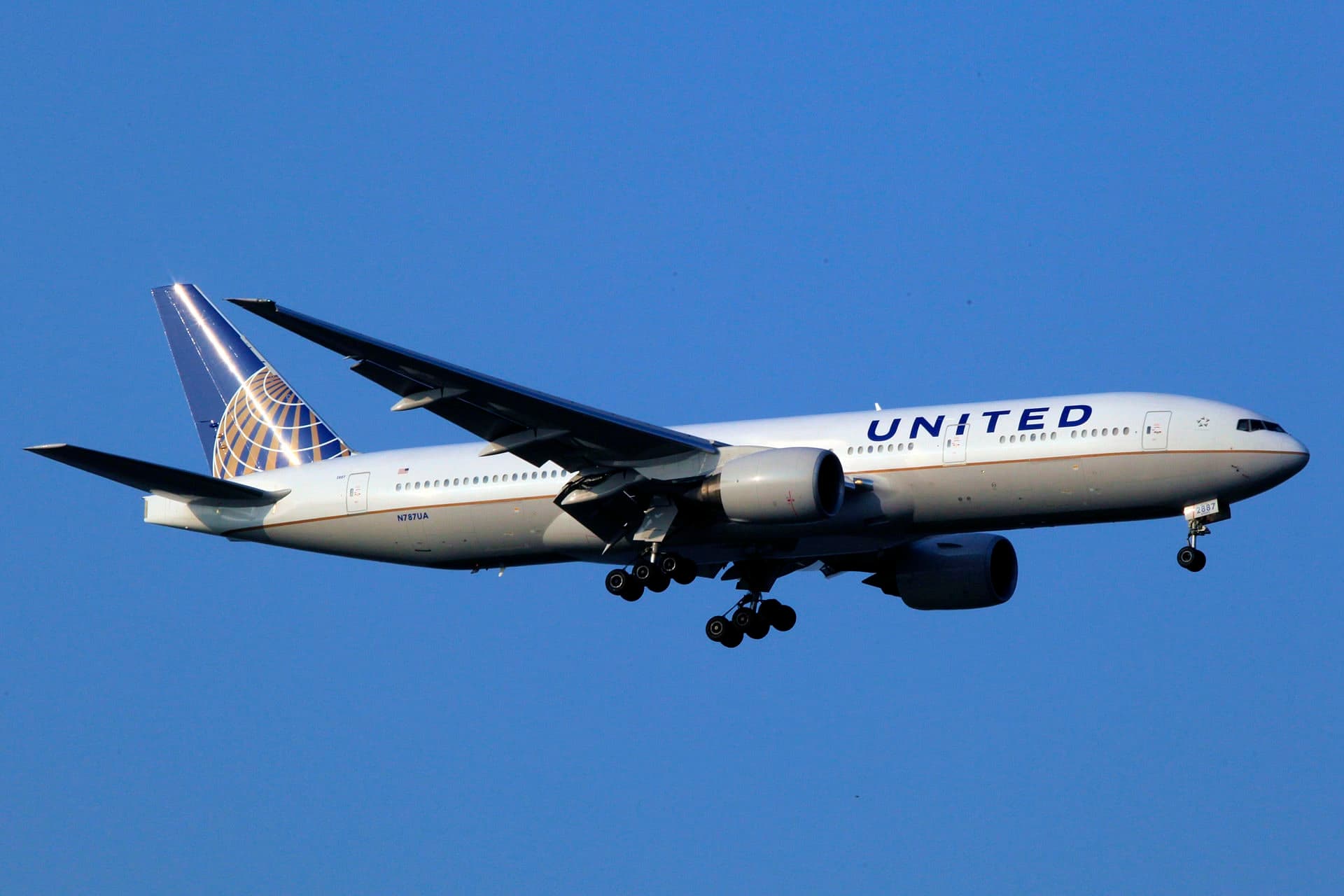 N787UA — Twin-engine aircraft
