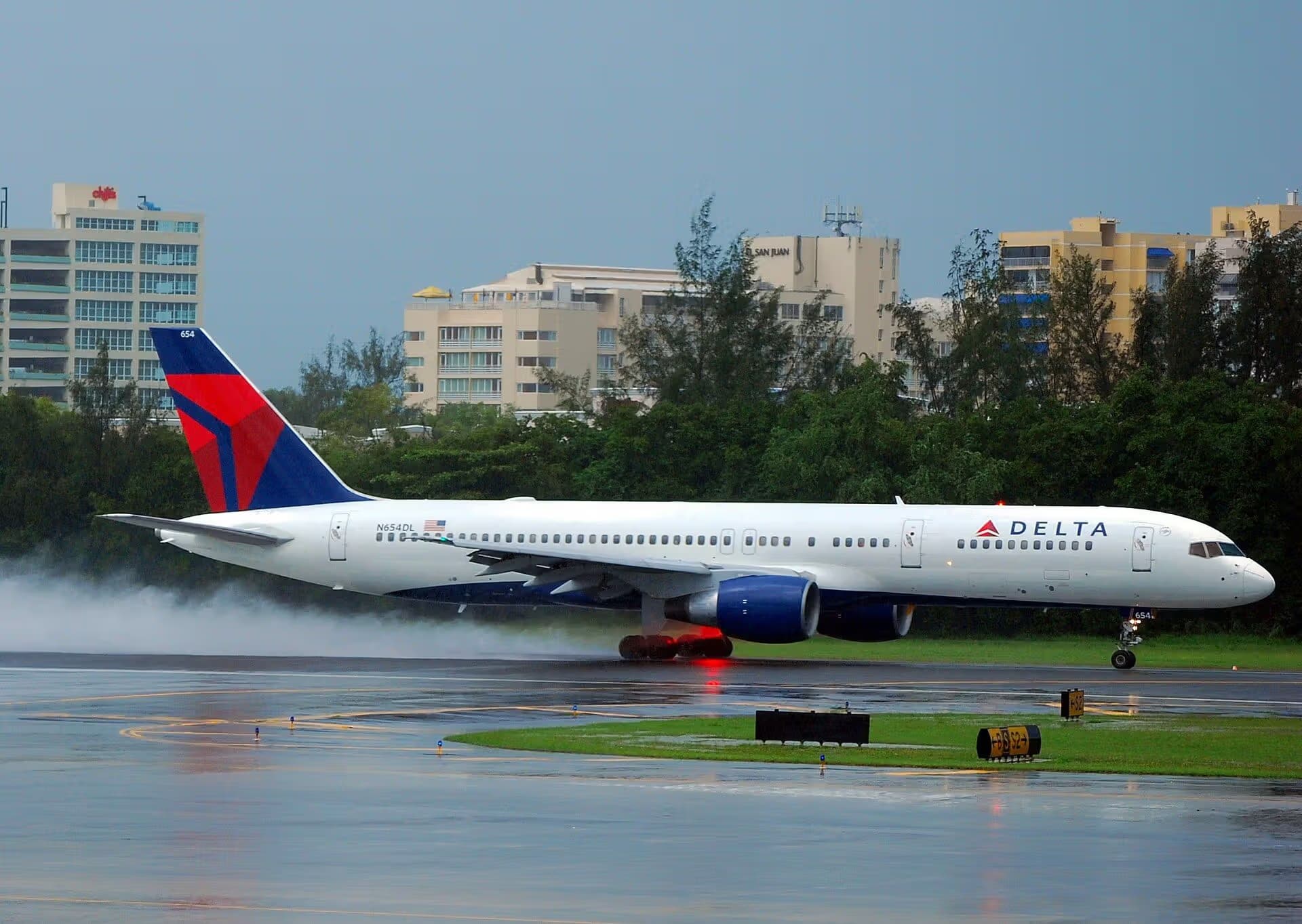 N654DL — Twin-engine aircraft