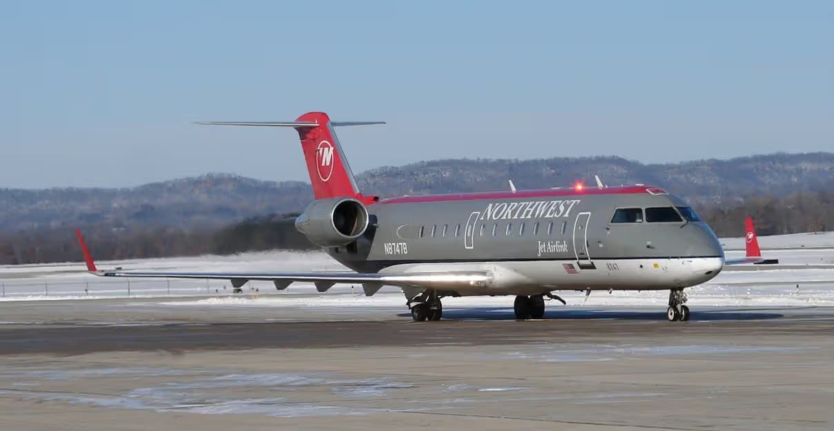 N8747B — Twin-engine aircraft