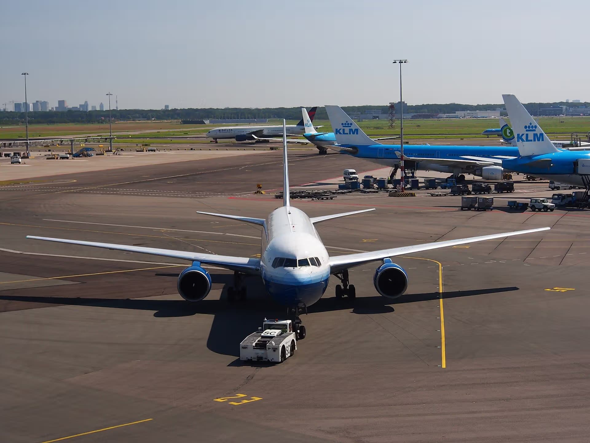 N655UA — Twin-engine aircraft